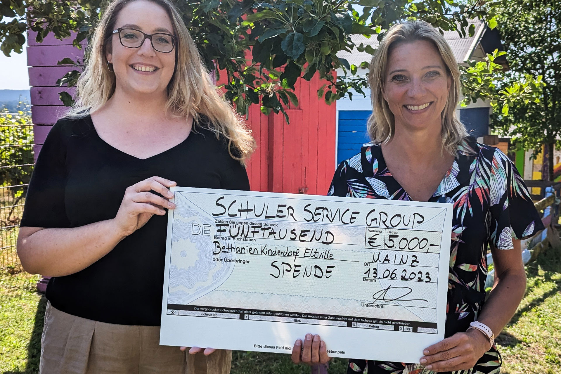 Die Schuler Group schenkt großzügig zu Weihnachten!