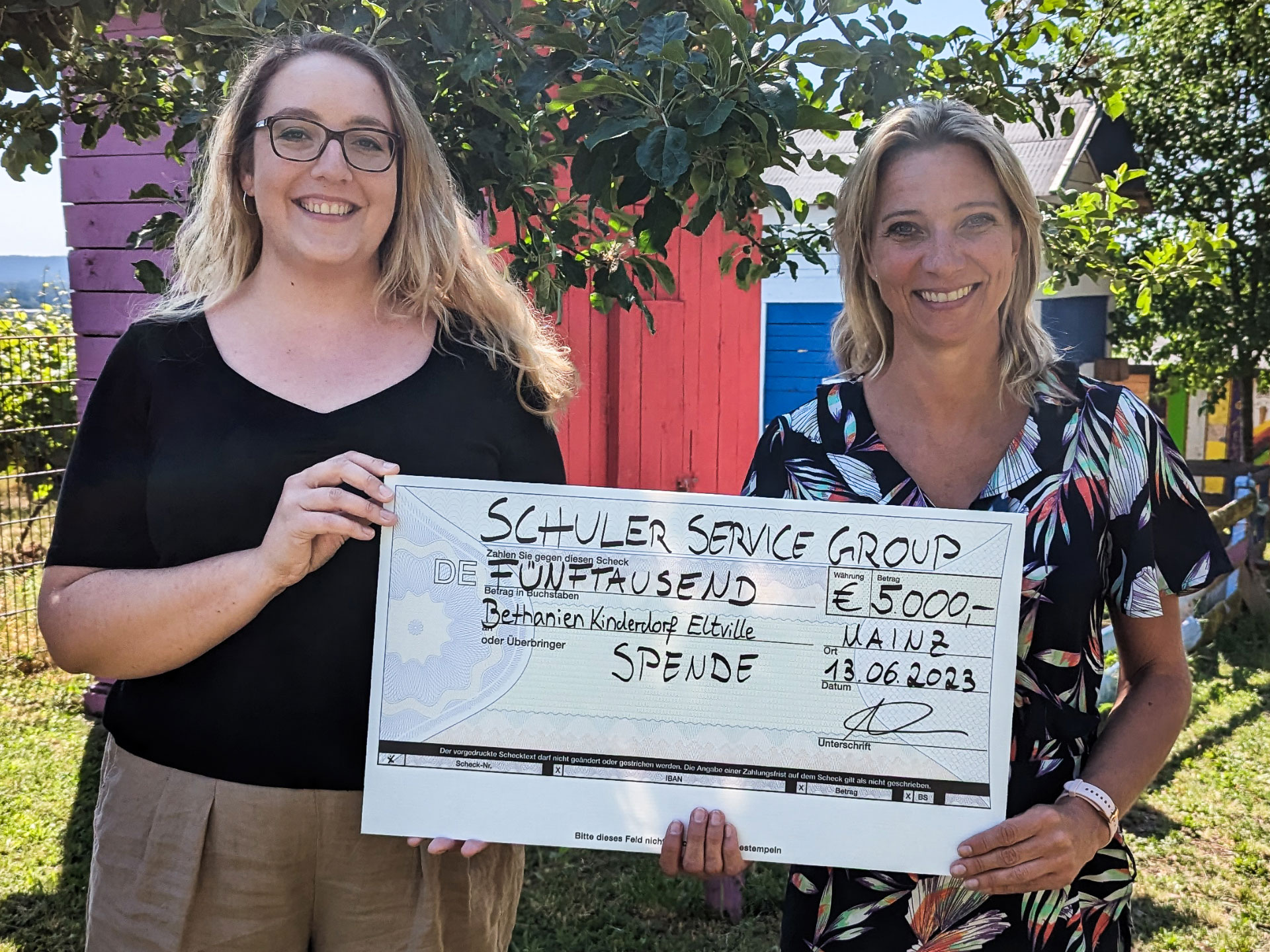 Die Schuler Group schenkt großzügig zu Weihnachten!